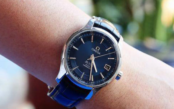 欧米茄手表表面起雾该怎么处理？