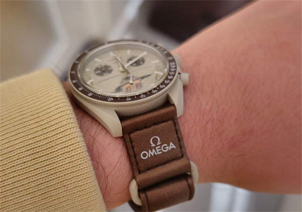 手表表蒙子损坏修复指南:让您的欧米茄重焕光彩!(图) 手表表蒙子损坏修复指南:让您的欧米茄重焕光彩!(图)